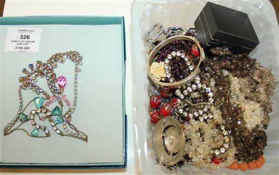 Quantity of costume jewellery